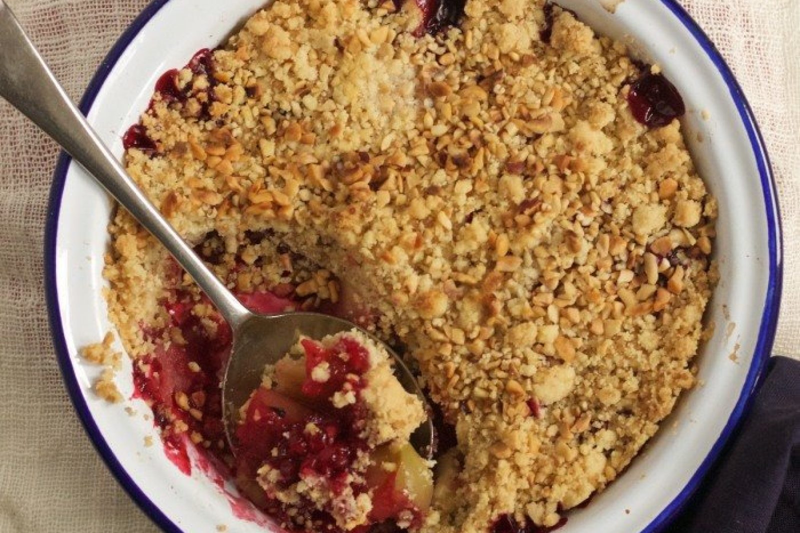 Jabłkowo-jeżynowy crumble