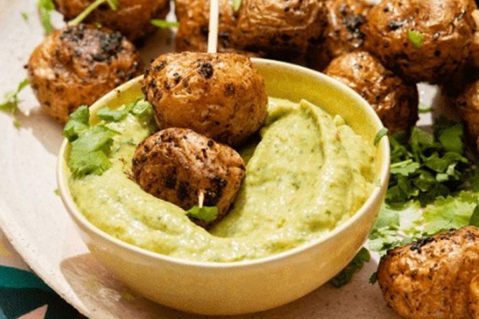 Houmous à l'avocat avec des pommes de terre nouvelles