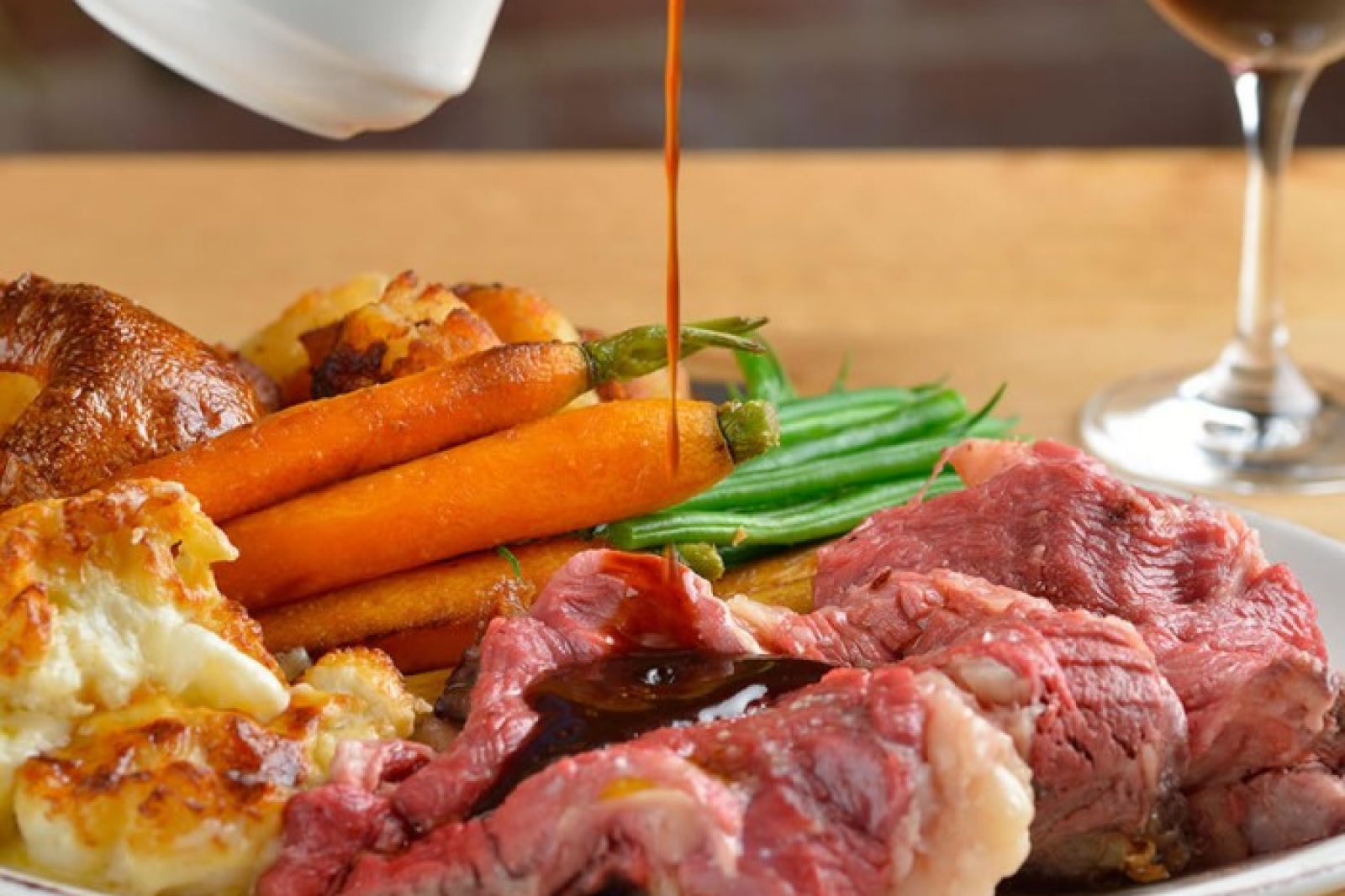 Pieczony wołowinowy obiad Sunday Roast