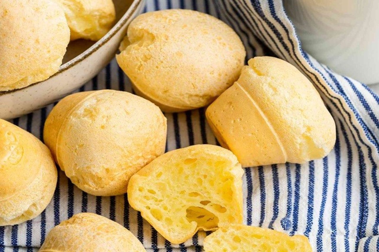 Brazilian cheese bread (pão de queijo)
