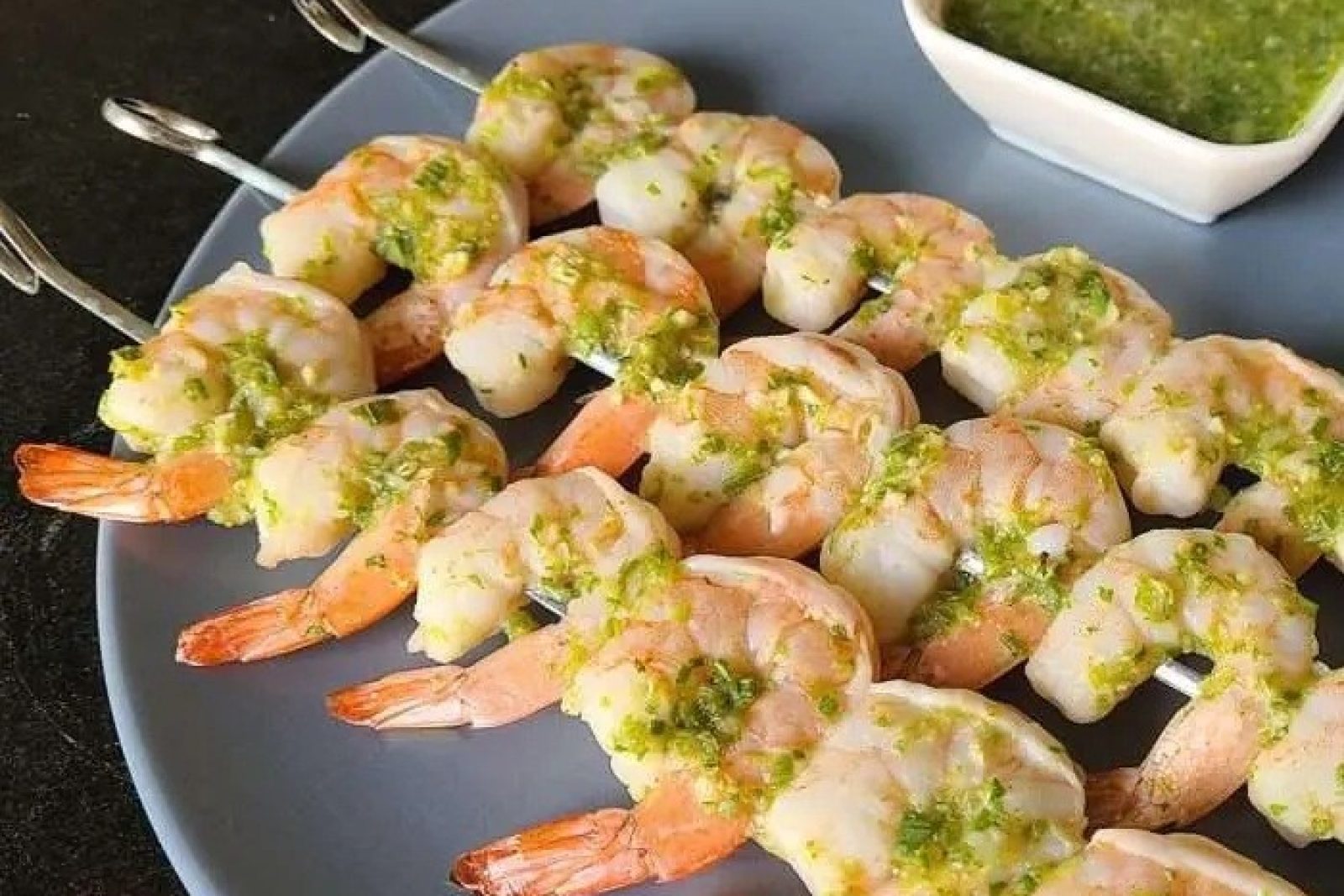 Camaro Grelhado Com Molho Cru (Grilled Prawns with Green Onion Sauce)