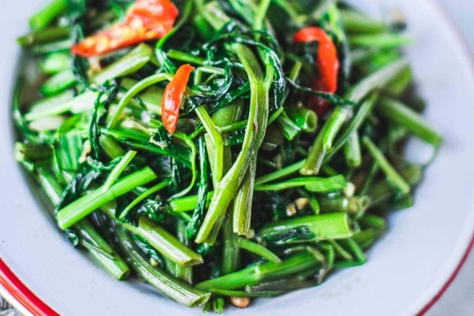 Stir-fry z cukinią, wołowiną i sojami