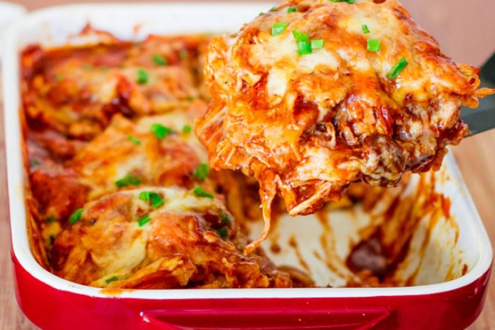 Zapiekanka z kurczakiem w sosie enchilada