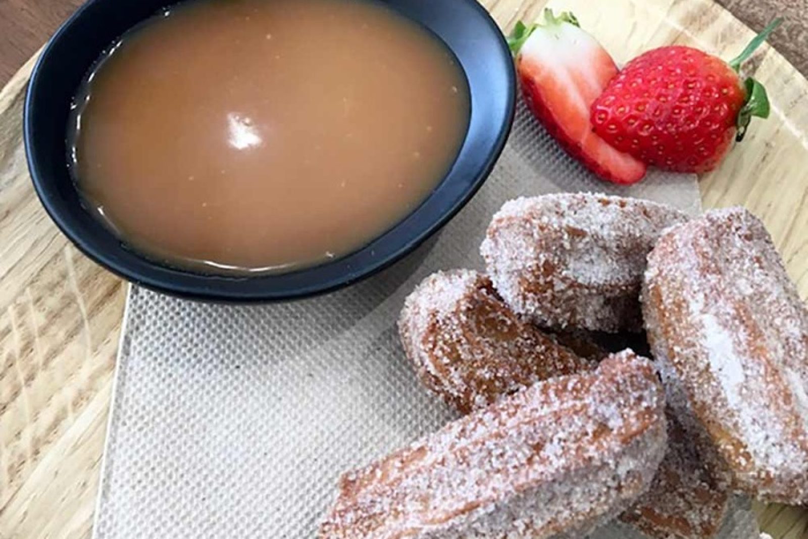 Czekoladowe churros z sosem czekoladowym i solonym karmelem