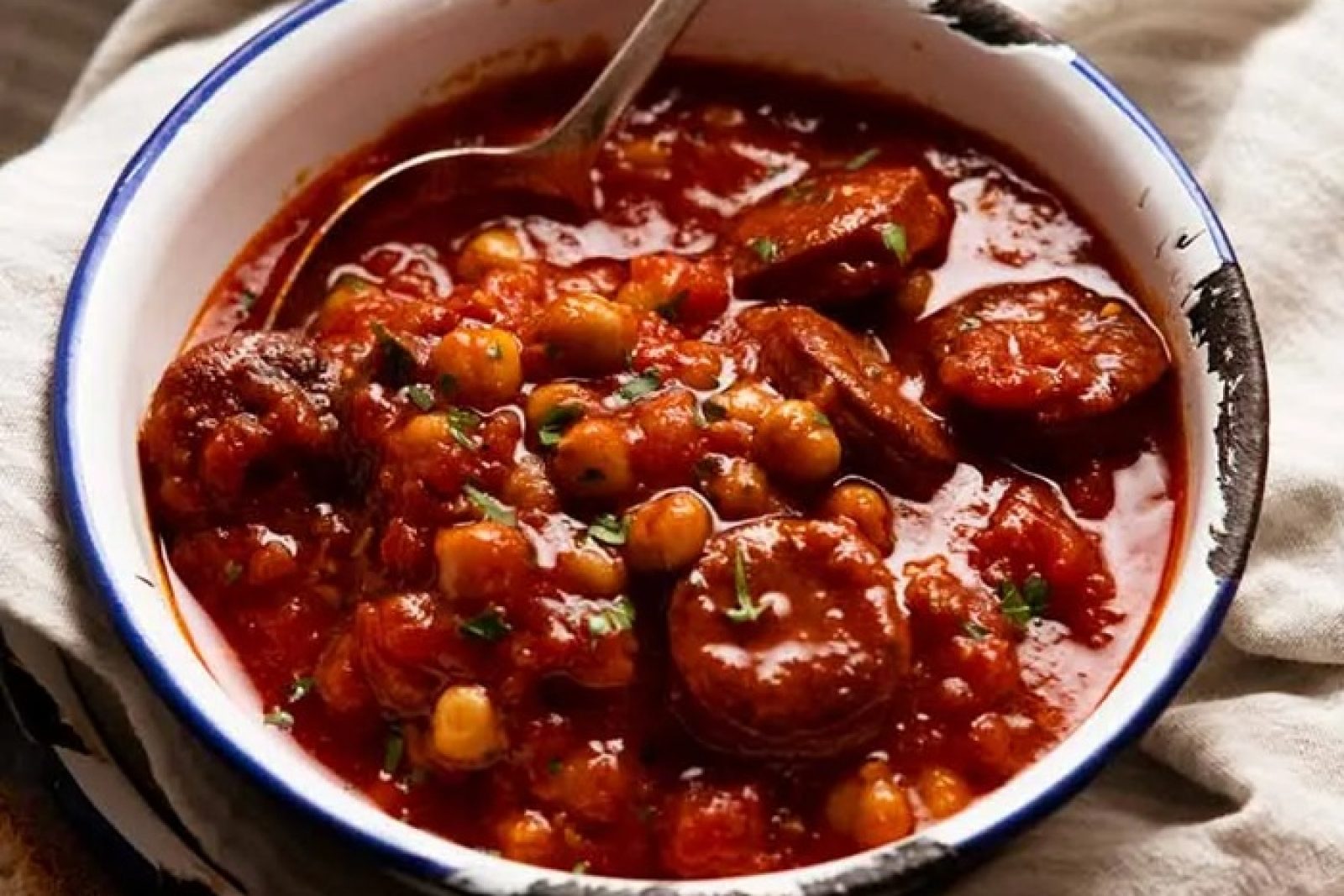 Zupa z chorizem i ciecierzycą