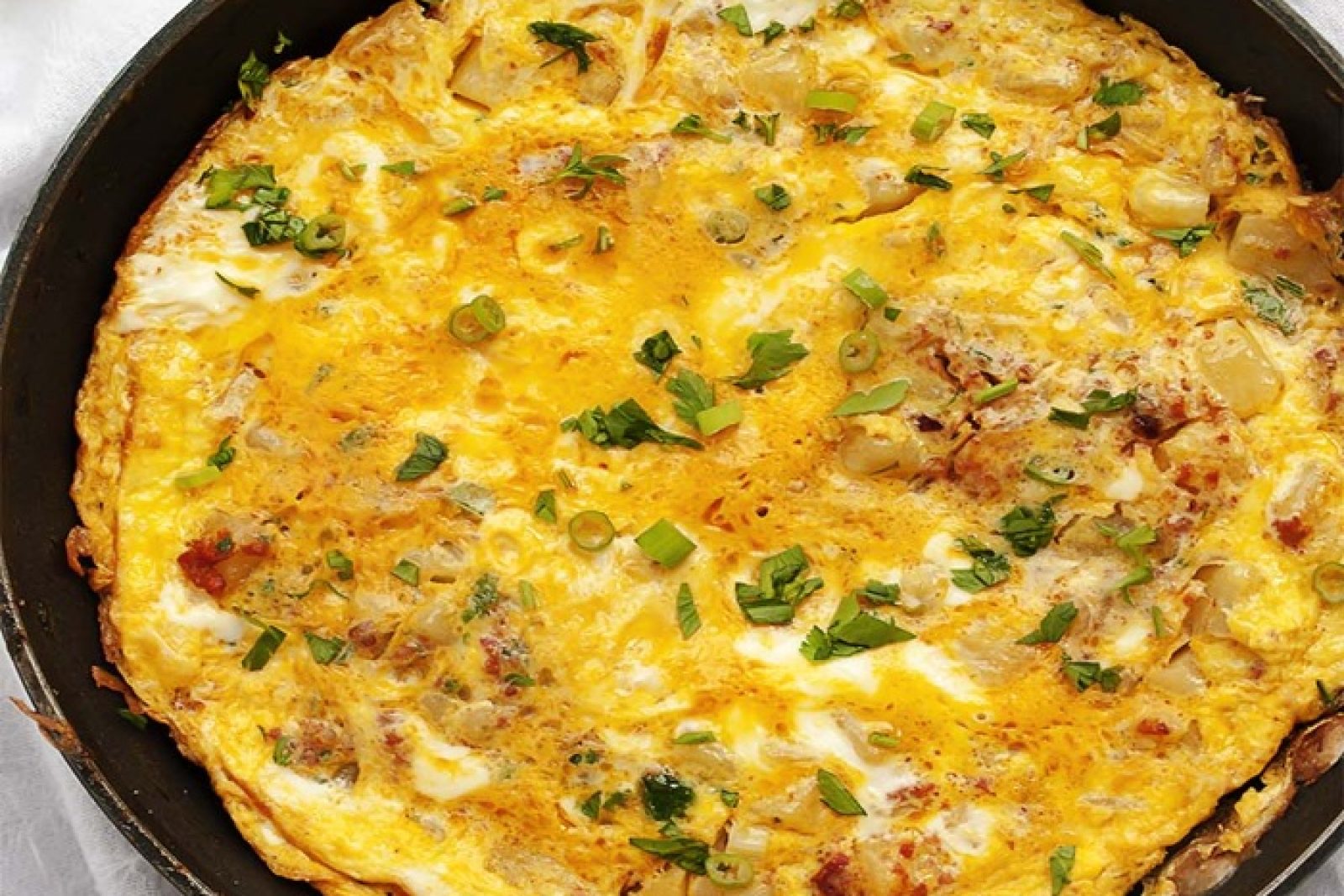 Omlet z chorizo, ziemniakiem i serem